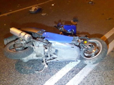 Moped yol kənarında maşına çırpıldı - Kuryer öldü