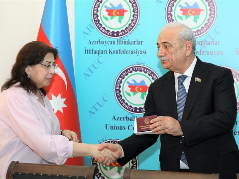 Həmkarlar ittifaqı fəallarına orden və medallar təqdim olundu