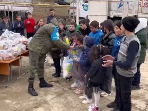Ruslar Şuşada ermənilərə ərzaq payladı - VİDEO