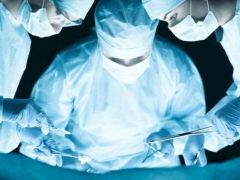 Sünnət üçün getdi, səhvən boğazından əməliyyat olundu