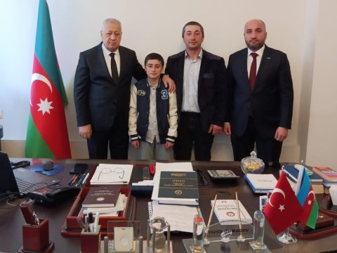 Deputat videosu ilə məşhurlaşan uşaqla görüşdü - FOTO