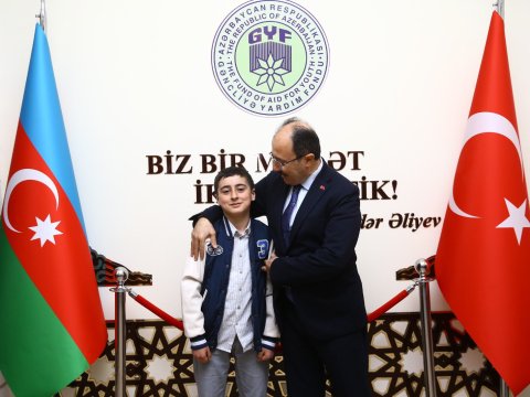 Türkiyə səfiri Xınalıqdan olan məşhur uşaqla görüşdü - FOTOLAR