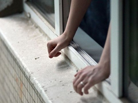 Bakıda yeniyetmə qız özünü binadan atdı