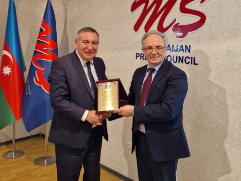 Əflatun Amaşova Mətbuat Şurasının təbrik plaketi verildi