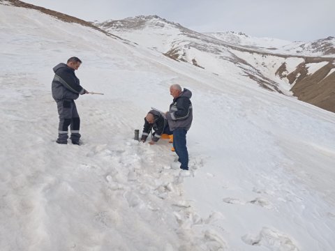 Dağlarda qarölçmə işləri davam edir