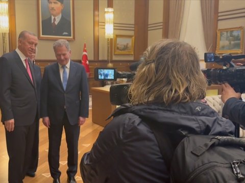 Ərdoğan jurnalistə ayaqqabı hədiyyə etdi - VİDEO 