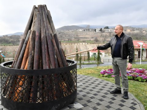 İlham Əliyev Novruz tonqalını alovlandırdı - VİDEO