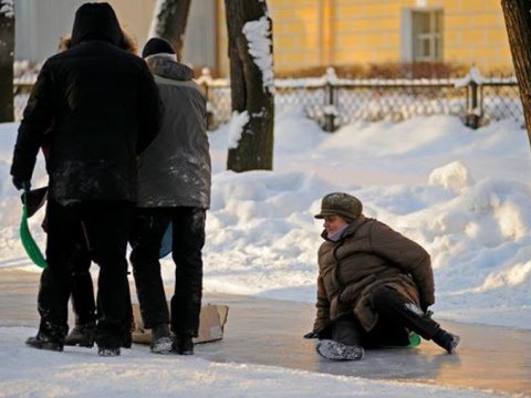5 nəfər buzda yıxıldı, biri öldü