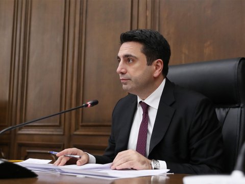 Ermənistan spikeri yıxılaraq xəstəxanalıq oldu - FOTO