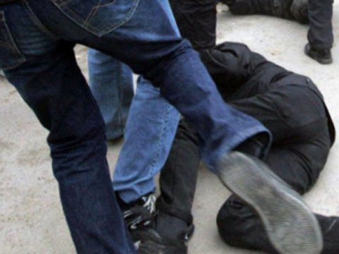 240 manata görə döyüb təhdid etdi: “Qulağını kəsərəm” - VİDEO