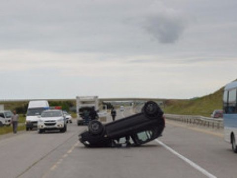 Qadın sürücü maşını aşırdı - Xəsarət alanlar var
