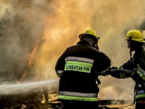 Açıq ərazidə məişət tullantıları yanır