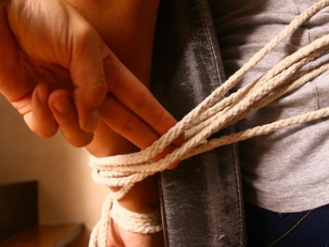 Vətəndaşın əlləri bağlı halda fotolarını çəkib, şantaj edən şəxs saxlanıldı