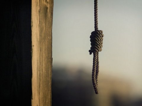 60 yaşlı qadın özünü asdı