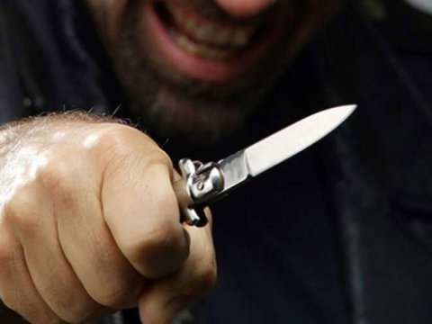 Qaxda 22 yaşlı oğlan həmkəndlisini BIÇAQLADI
