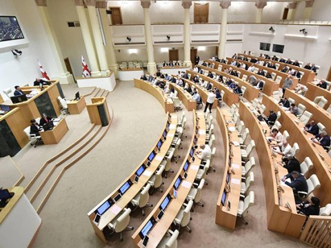 Parlament 5 deputatın mandatını ləğv etdi