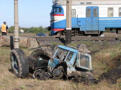 Şabranda qatarla traktor toqquşub - Ölən var