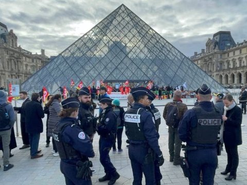 Etirazçılar Luvr Muzeyinin girişlərini bağladı