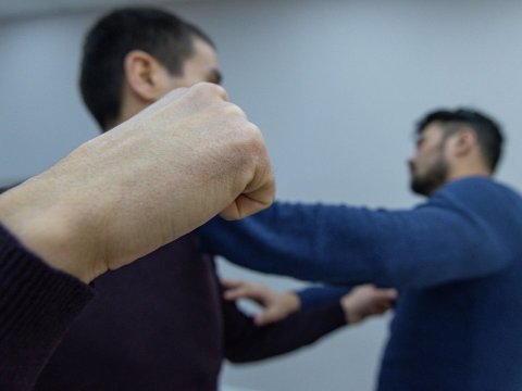 Biləsuvarda su üstündə dava: Ata və oğlu döyüldü