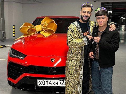 Azərbaycanlı bloger izləyicisinə 30 milyonluq maşın hədiyyə etdi