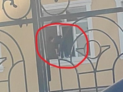 Məktəbdə azyaşlı şagirdə pəncərə sildiriblər? - VİDEO