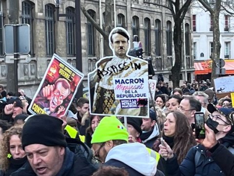 Fransa xalqı Makronu istefaya ÇAĞIRDI
