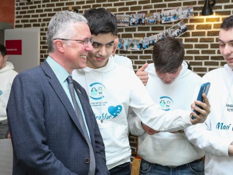 Britaniya səfiri autizmli uşaqlarla bir arada - FOTOLAR