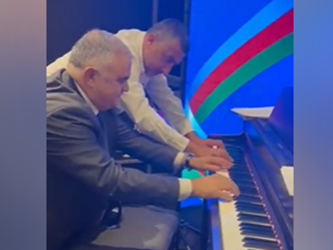 Deputat səfirliyin açılışında pianoda ifa etdi - VİDEO