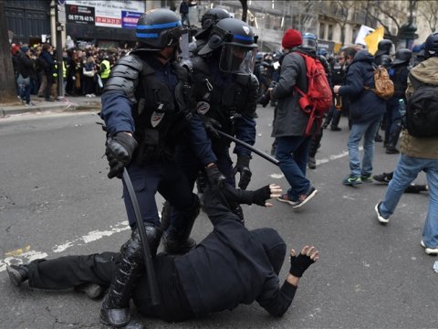 Fransada polis etirazçının gözünü çıxardı