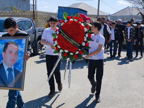 Müəllimi son mənzilə şagirdləri yola saldı - FOTOLAR