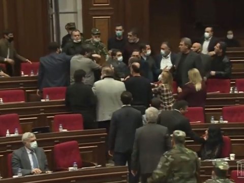 Ermənistan parlamentində dava: Vardanyan döyüldü