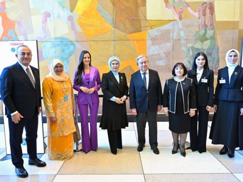 Sahibə Qafarova zəlzələ qurbanlarının xatirəsini andı 