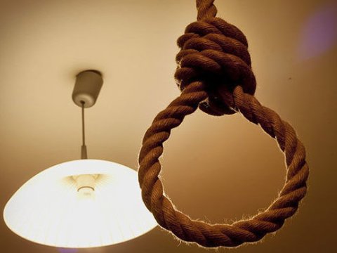 58 yaşlı qadın özünü asdı