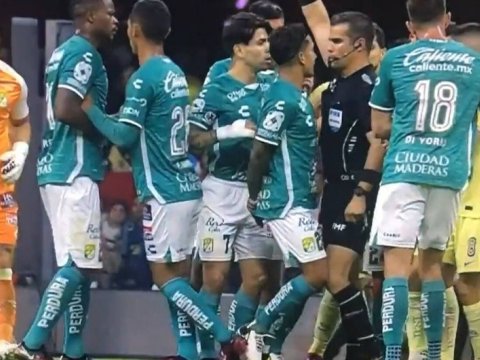 Hakim ona etiraz edən futbolçunu dizi ilə vurdu - VİDEO