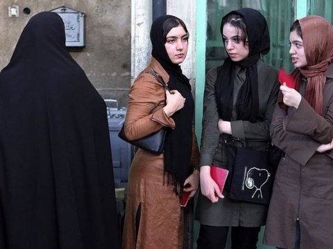 İranda hicabsız qadınlara təhsil QADAĞASI