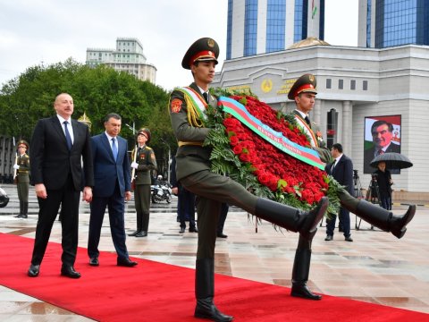 Prezident İsmoili Somoni abidəsini ziyarət edib - FOTOLAR
