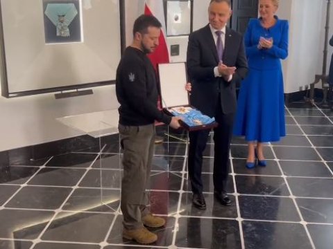 Polşa prezidenti Zelenskiyə ölkənin ən yüksək ordenini verdi - VİDEO