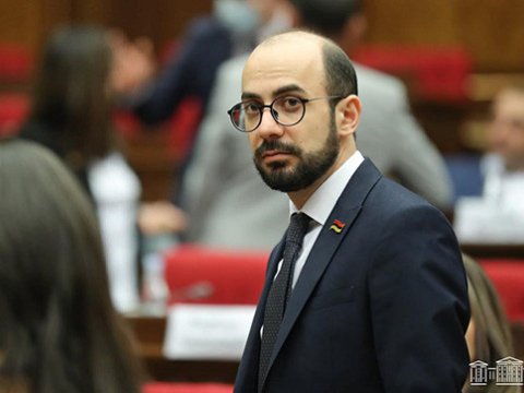 Müxalifətçilərin dilini kəsməklə hədələyən erməni deputatdan şikayət olundu