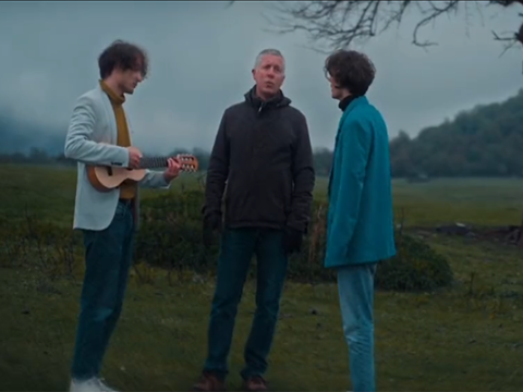 Britaniya səfiri əkizlərlə birgə mahnı oxudu - VİDEO