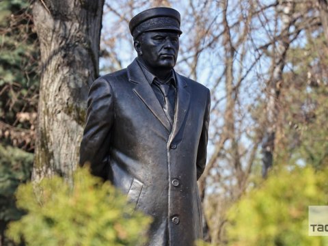 Jirinovskiyə abidə ucaldıldı - FOTO