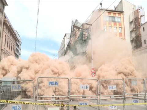İstanbulda beşmərtəbəli bina çökdü - VİDEO