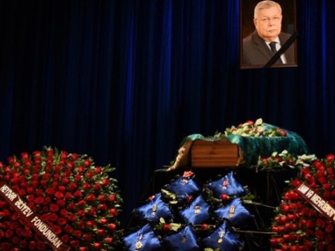 Prezident və xanımı Azərpaşa Nemətovla vida mərasiminə əklil göndərdi