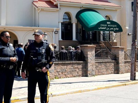 Namaz qılarkən kürəyindən bıçaqlandı