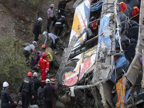 Avtobus dərəyə aşdı - 10 ölü, 25 yaralı var 