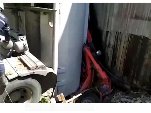 Yanacaqdaşıyan maşın körpüdən aşdı - Ölən var 