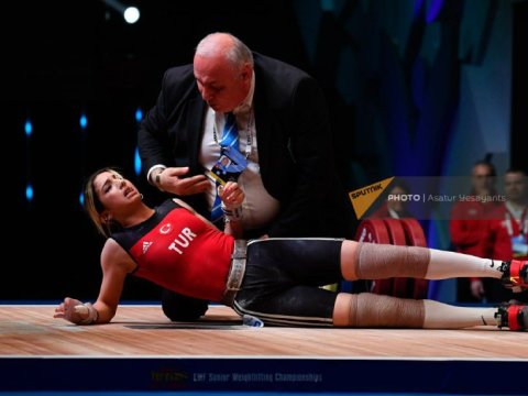 Ermənistandakı çempionata qatılan türkiyəli idmançı yıxılaraq huşunu itirdi - FOTO