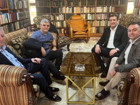 Deputatlar Fazil Mustafaya baş çəkdi