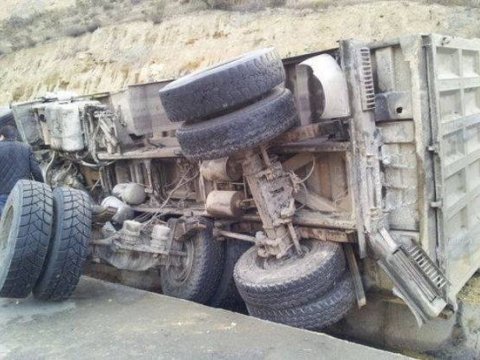 Dairəvi yolda yük maşını aşdı - Xəsarət alan var