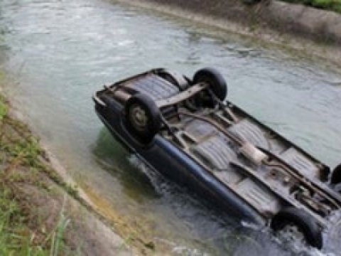 Beyləqanda hərbçinin idarə etdiyi maşın kanala düşdü