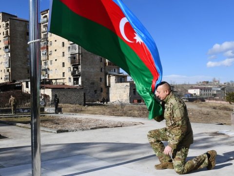 O bayrağa uzaqdan baxmağa da qorxarlar